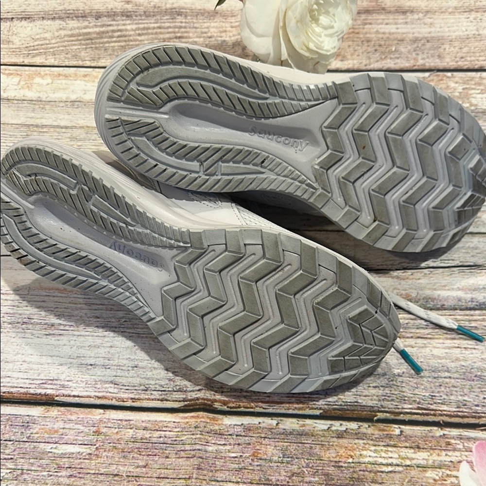 Saucony Sz 9.5 Gray Sneakers with Breathable Mesh and Cushioned Sole • NEW! - Picture 11 of 13